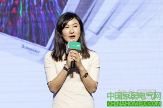 施耐德电气(中国)有限公司零售事业部渠道市场部总监章璐为活动致辞